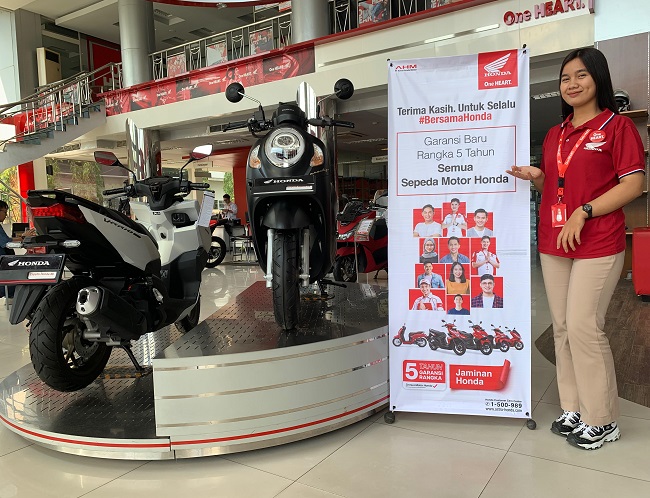 Honda semakin berkomitmen untuk memberikan jaminan kualitas produk yang terbaik untuk konsumennya. Komitmen ini dibuktikan dengan Garansi Baru Rangka 5 Tahun untuk semua motor Honda tanpa syarat jarak tempuh. Hal ini semakin mengukuhkan bahwa Honda selalu memberikan yang terbaik untuk konsumennya. Foto Ist